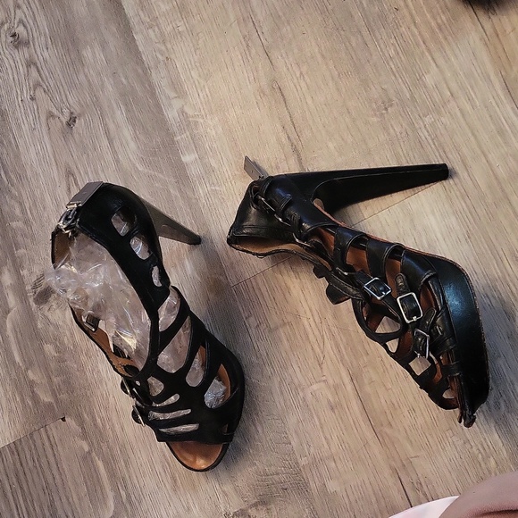 L.A.M.B l black Leather heels l designer l Size 6.5 l 4 inch heels l Gwen - Picture 2 of 9